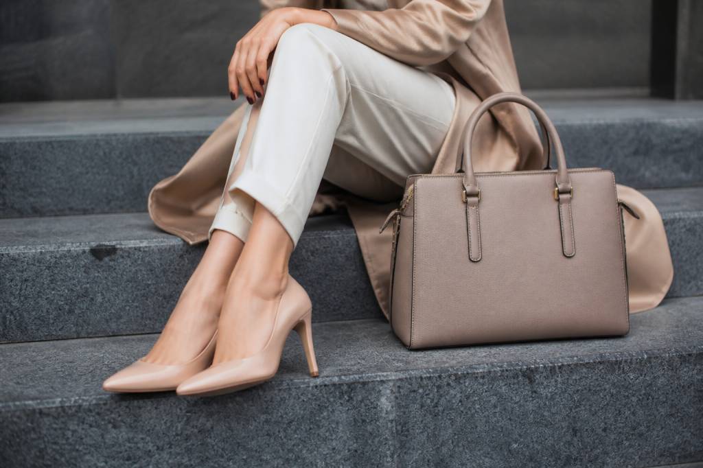 Les sacs et chaussures qui complètent un look avec élégance